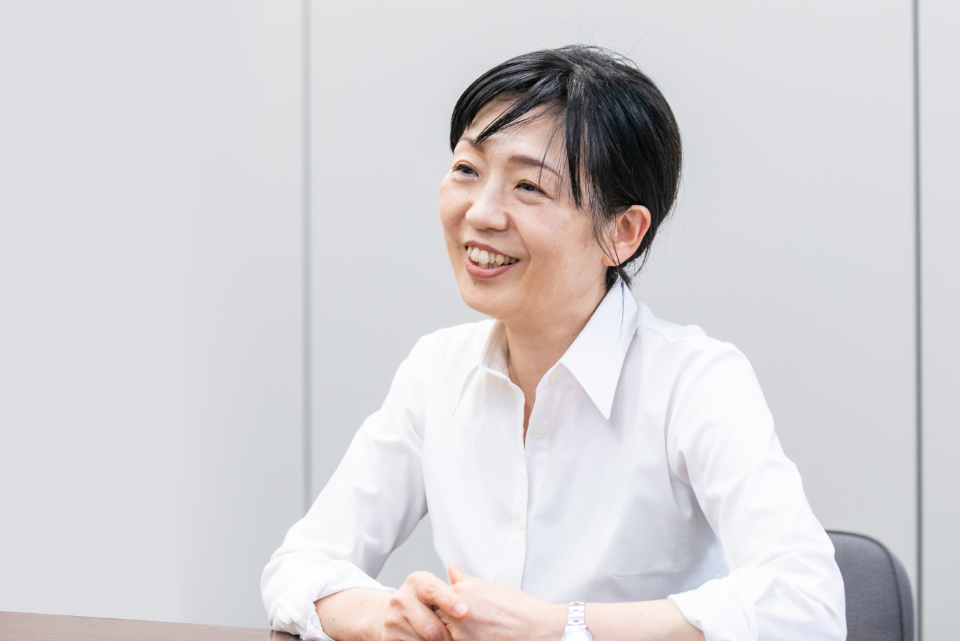 長野県信連貯金為替について語る女性職員のポートレート