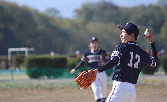 右手でボールを投げようとしている長野県信連の背番号12番選手