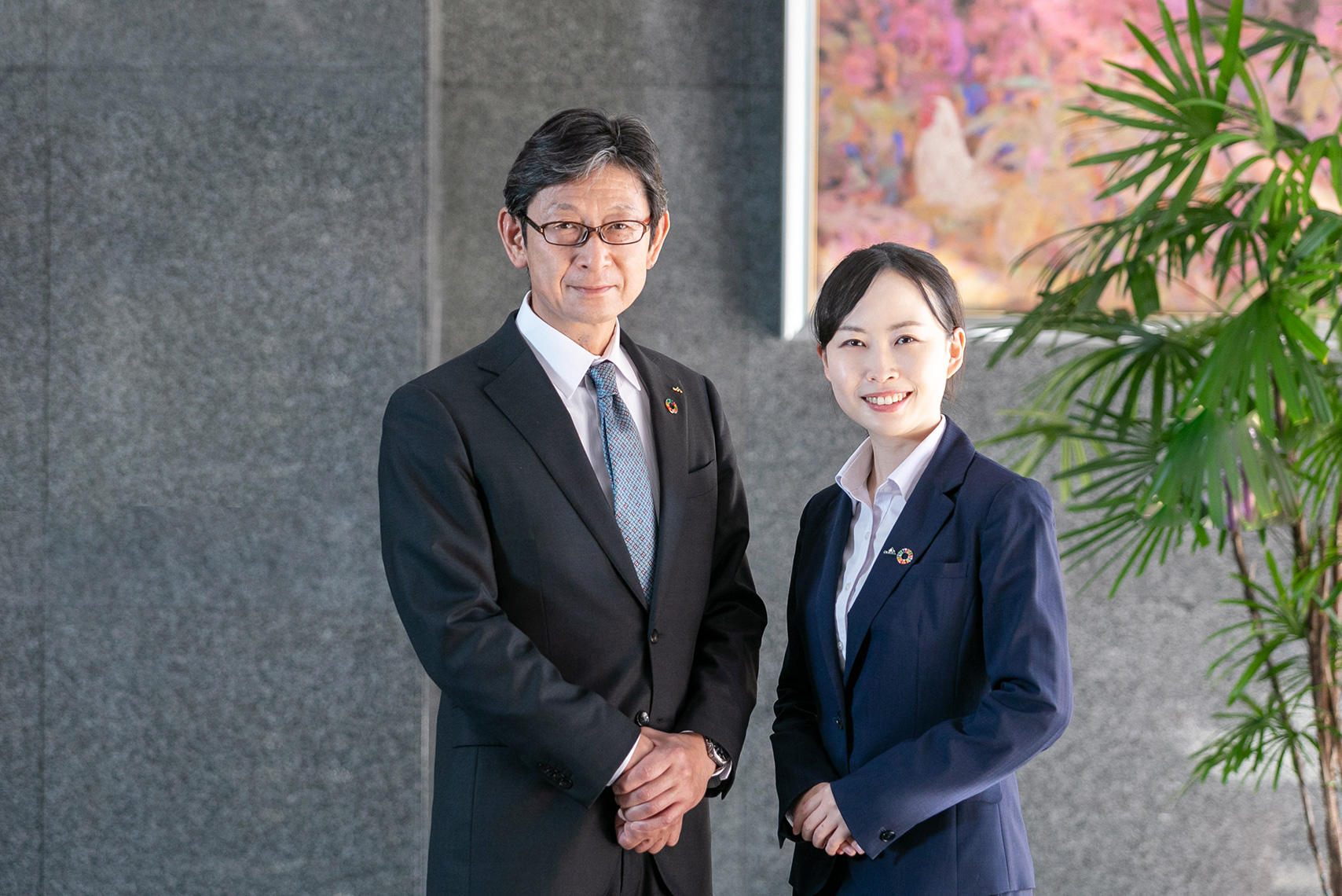 左右に立っている長野県信連の理事長と採用担当者