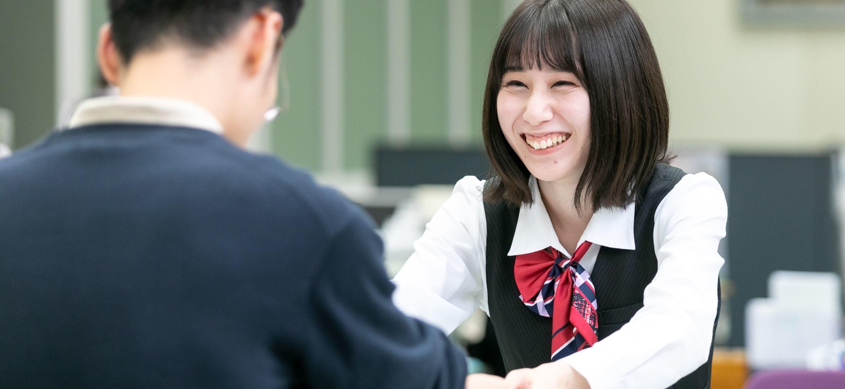 窓口で笑顔で接客をする長野県信連貯金為替の女性職員