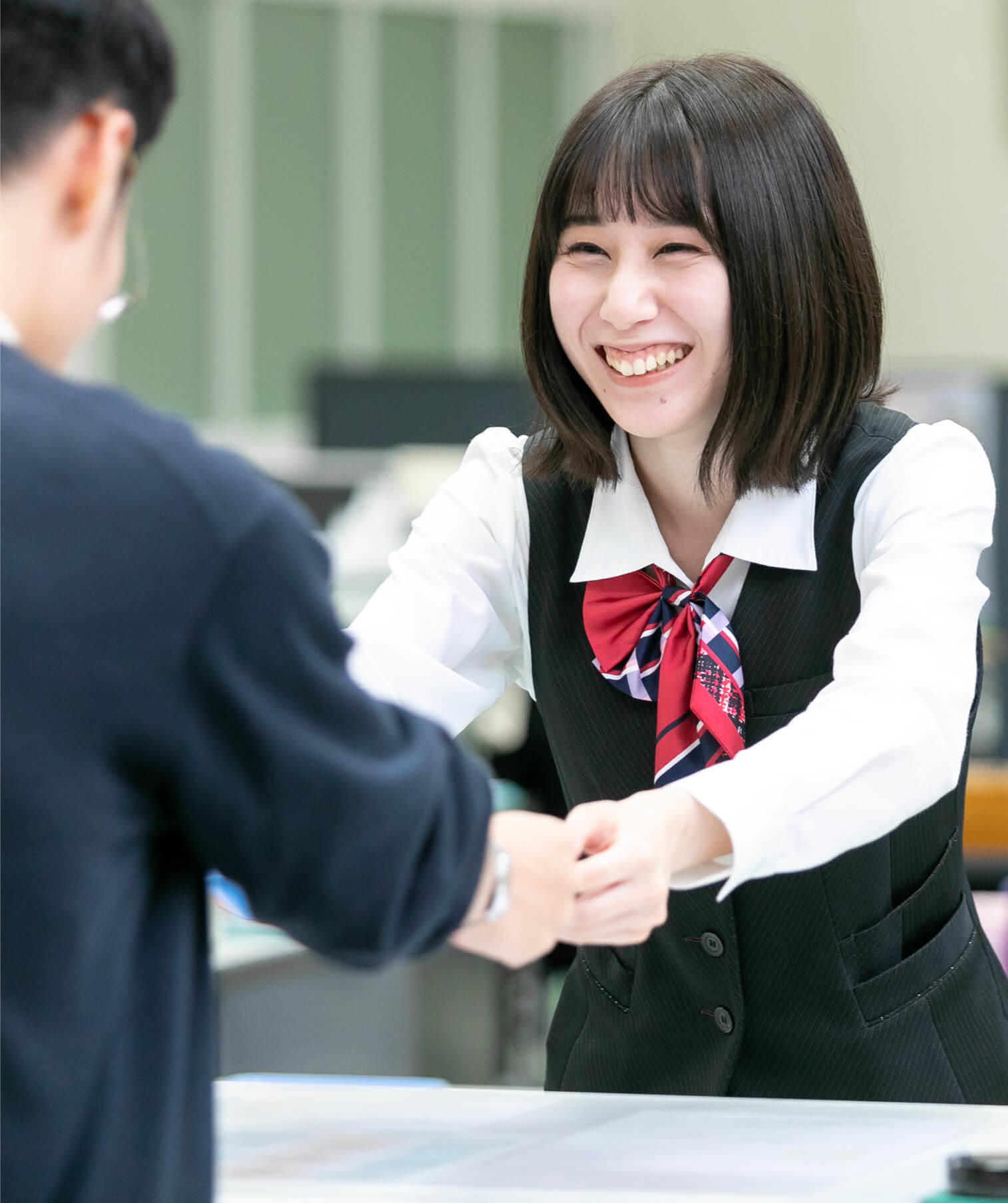 窓口で笑顔で接客をする長野県信連貯金為替の女性職員