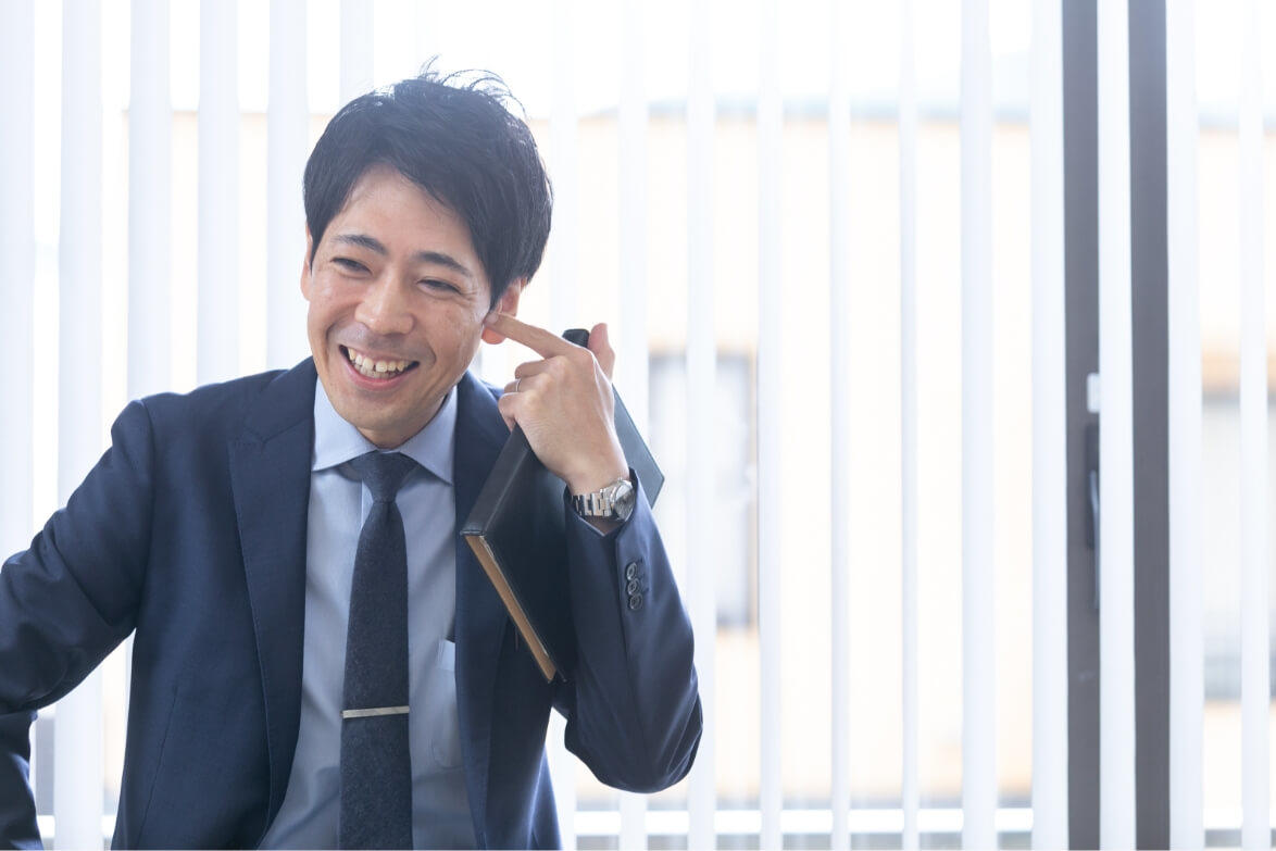 笑顔でインタビューに答える長野県信連アグリビジネス推進の男性職員