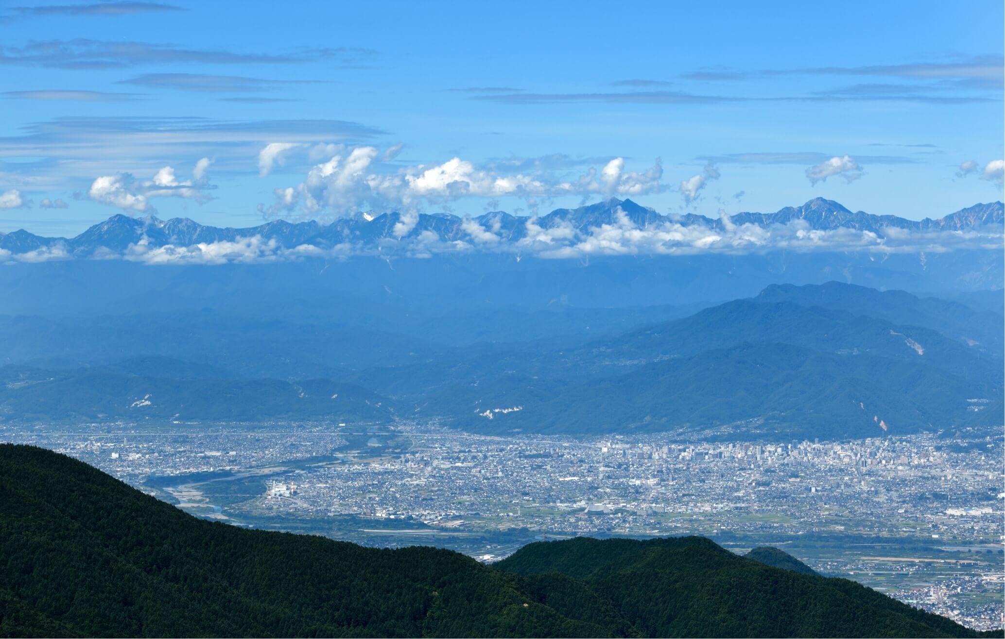 山の高台から見下ろす長野県の平野