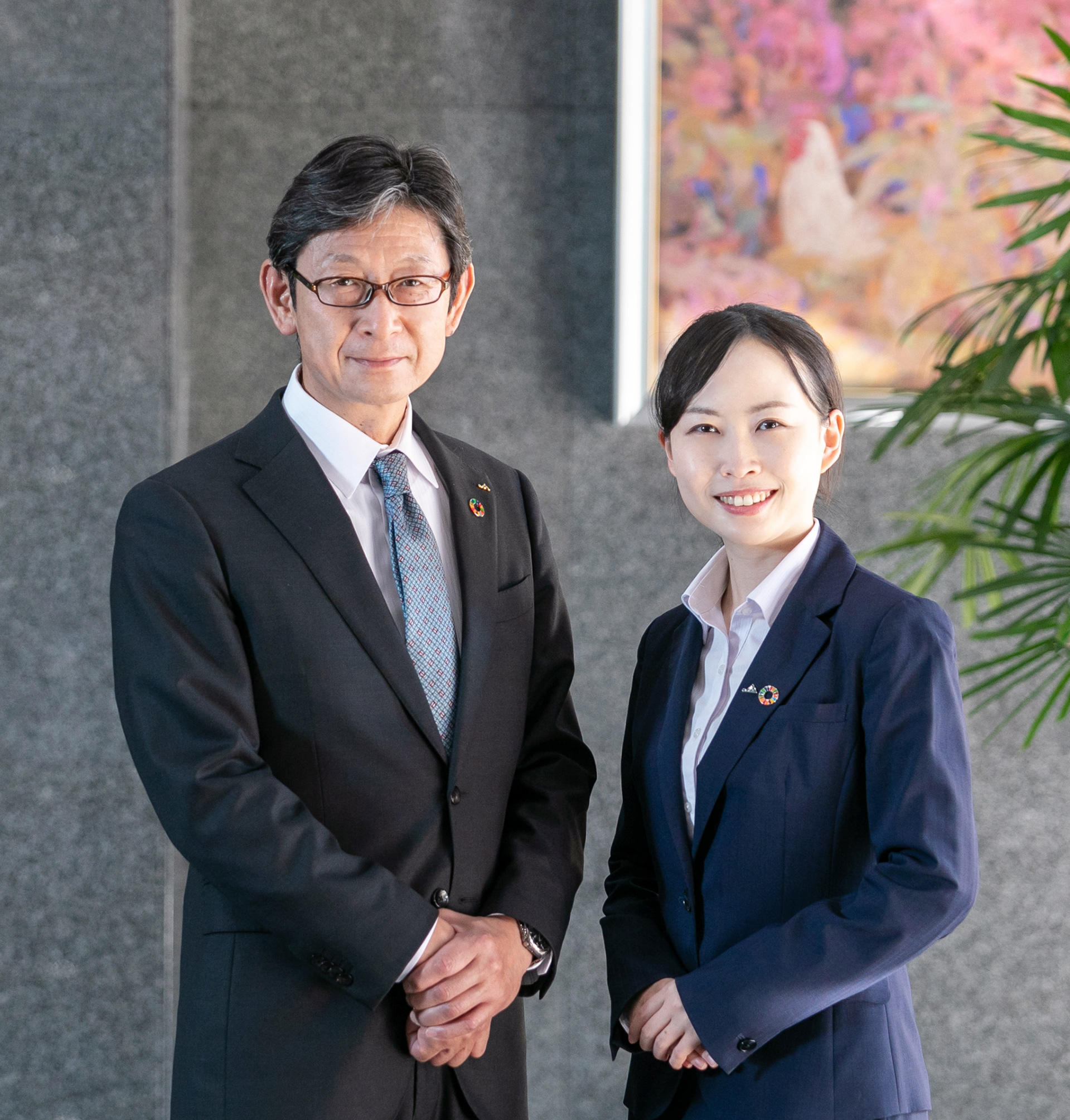 左右に立っている長野県信連の理事長と採用担当者